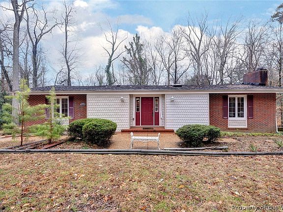 3rd image of 136 Mill Neck Rd