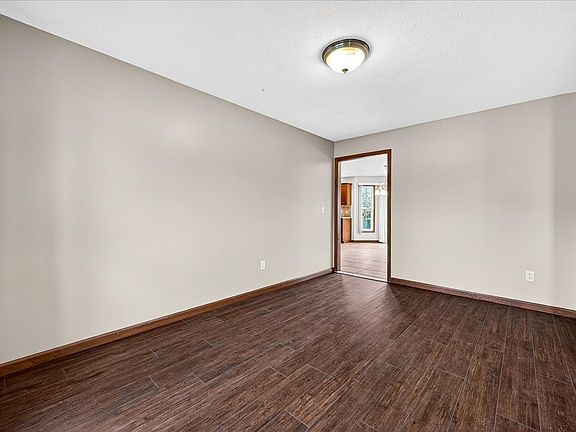 4th image of 1307 Longford Ln