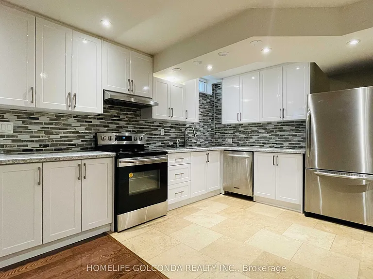 110 A Bond Cres #LOWER — Photo 4