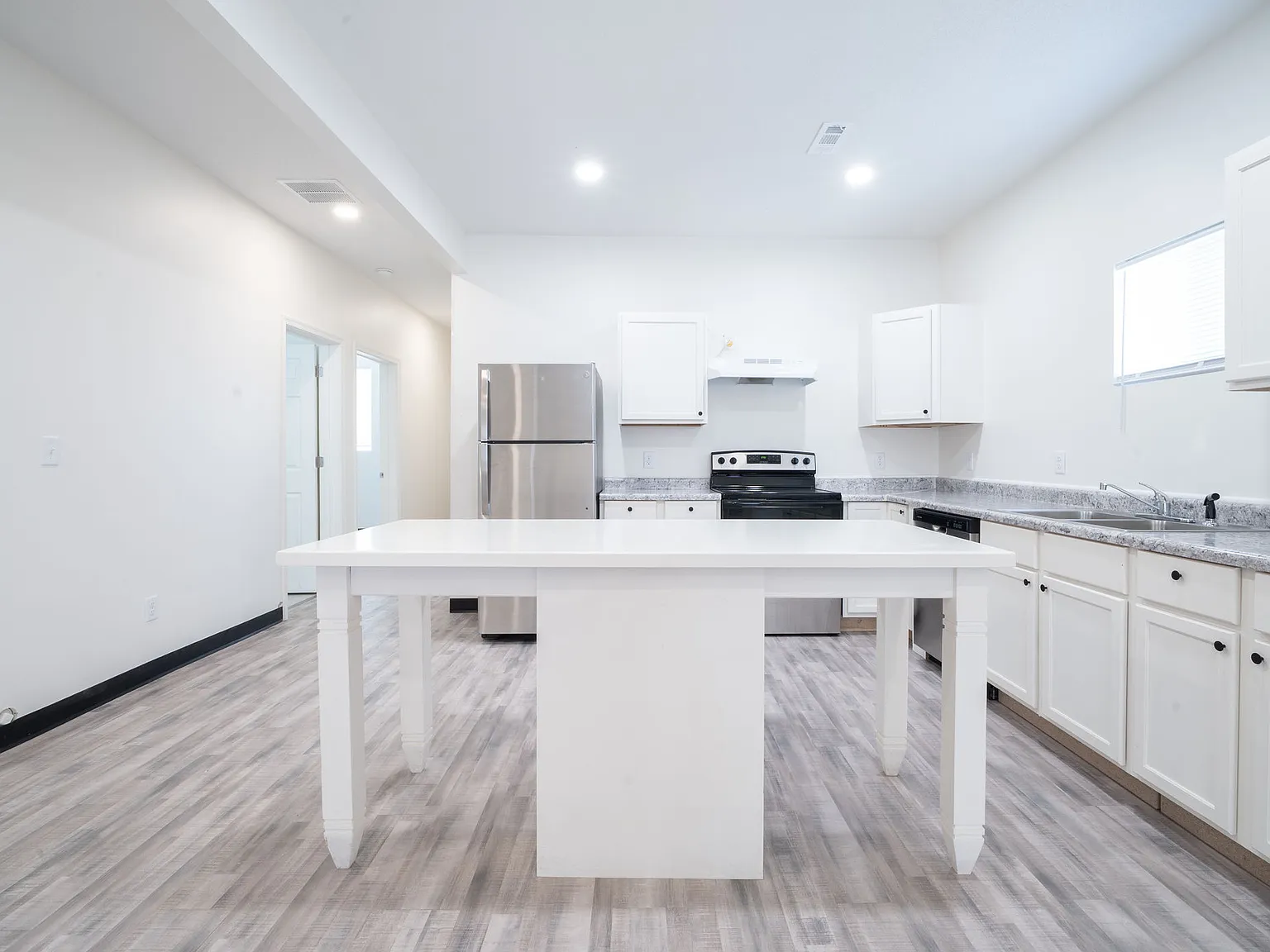 3 bed, 1300 sqft, $1,350 — Photo 4