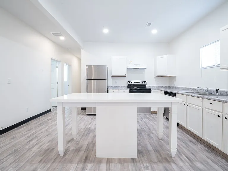 2935 E Maplewood Dr — Photo 4