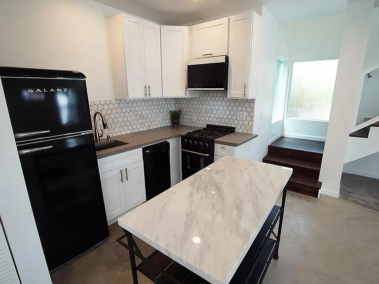 4538 Ambrose Ave — Photo 4