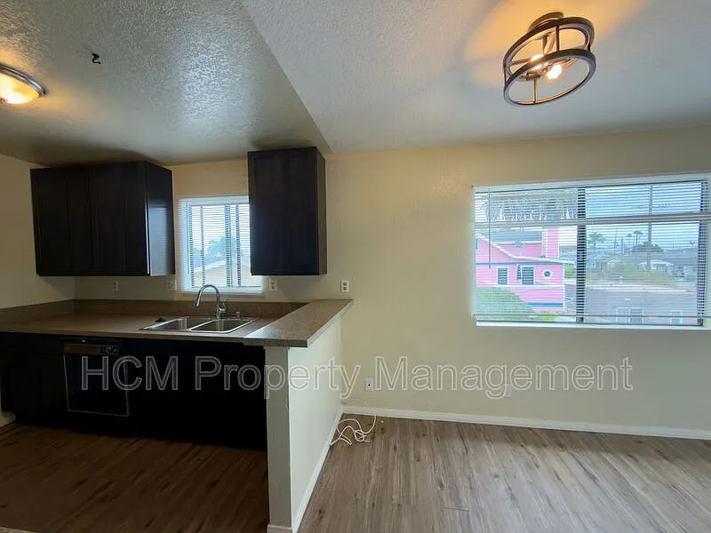 2 bed, 1.5 bath, 1300 sqft, $2,350 — Photo 3
