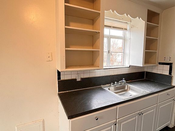 5th image of 15260 Eastburn St