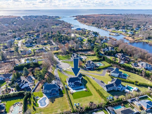 15 Fox Run, East Islip, NY 11730