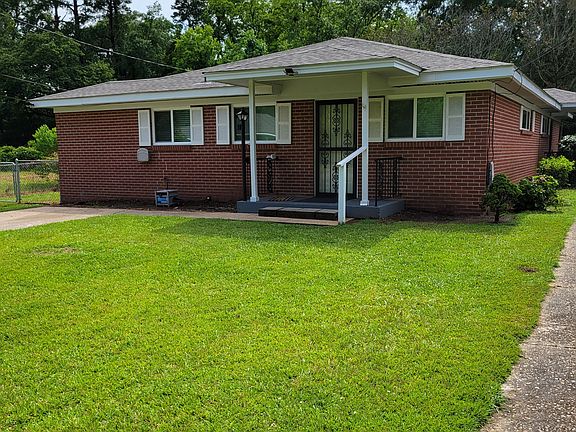 214 Moncrief Street. New windows, New roof, Crown molding throughout, laminate flooring throughout, FRESH paint throughout, New appliances. A/C approximately four years old.