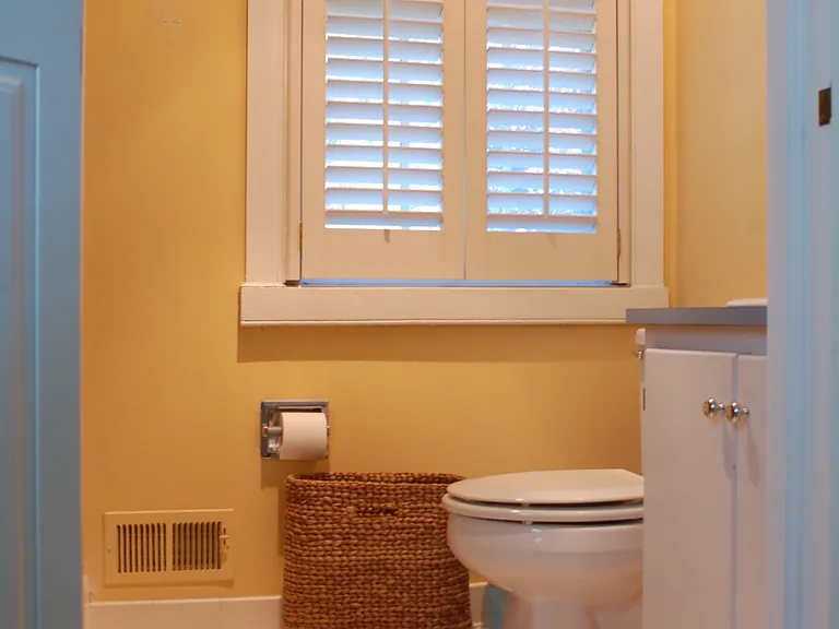 2nd bathroom (upstairs)