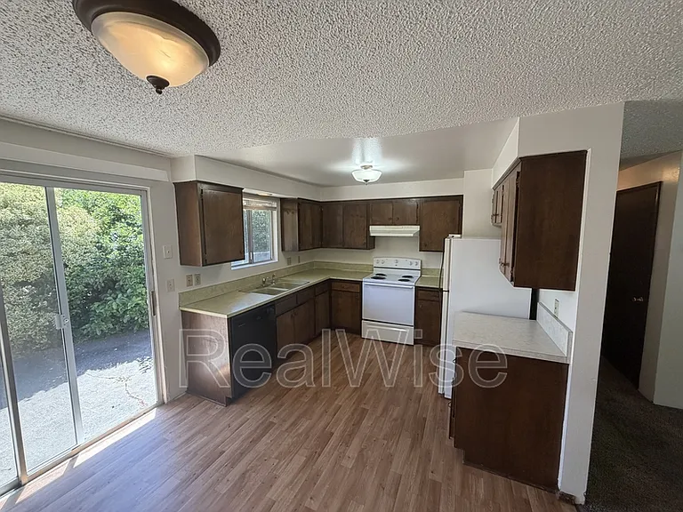 1223 NW Highland Ave #B — Photo 8