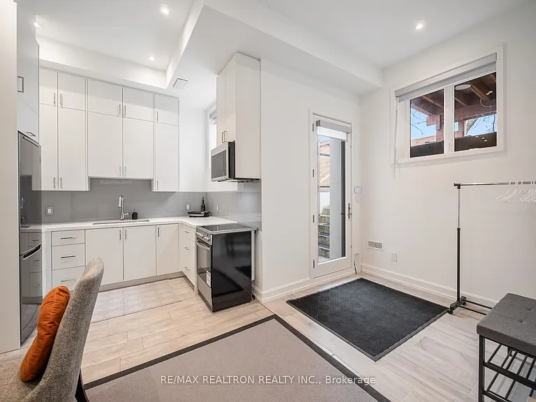10 Katherine Rd #LOWER — Photo 19