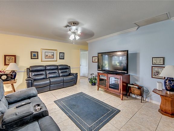 4th image of 904 SE 4th Pl