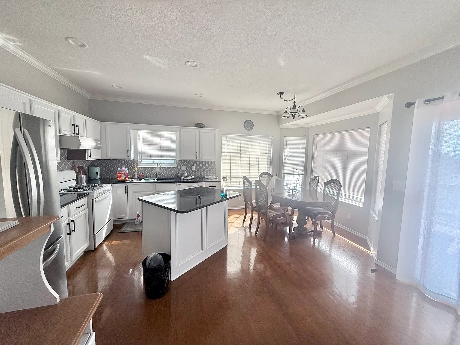 4 bed, 2757 sqft, $2,400 — Photo 4