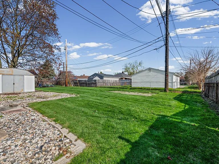 922 Mayflower Ave — Photo 5