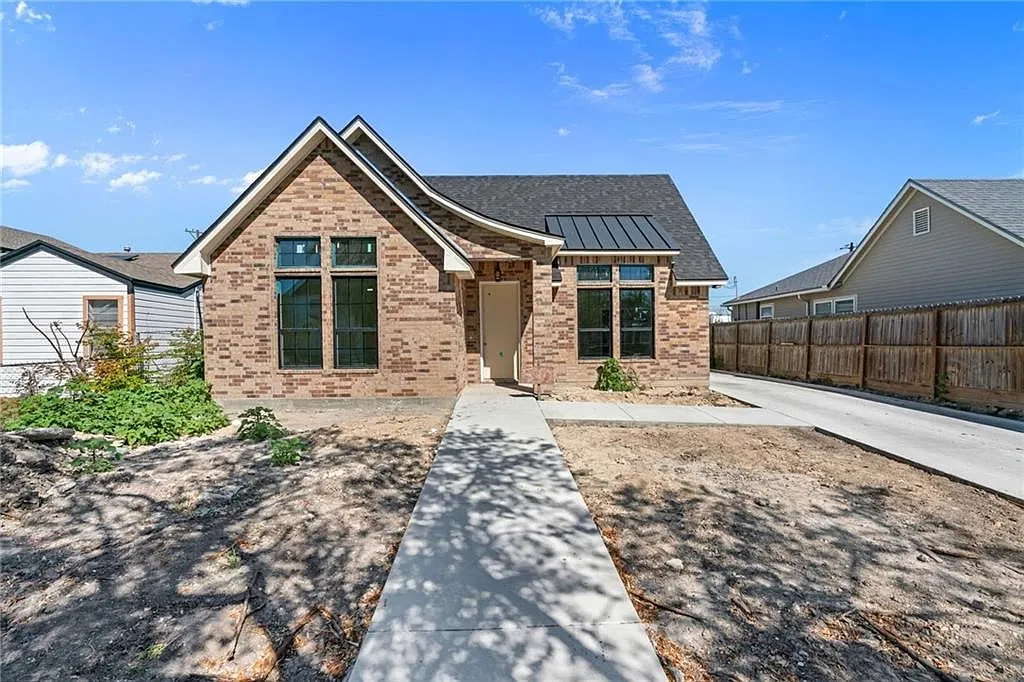 4 bed, 2020 sqft, $2,995 — Photo 2