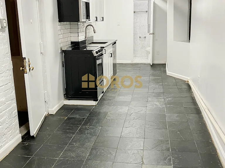 215 E 10th St #EBMT — Photo 4