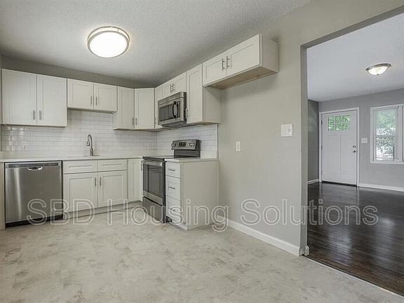 3rd image of 709 N Westwood Dr