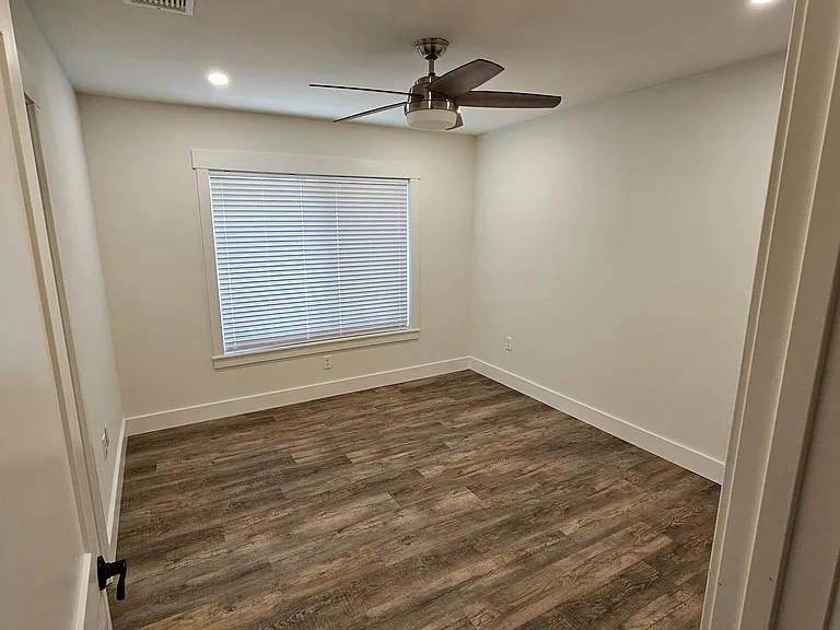 219 Edgevale Dr — Photo 9
