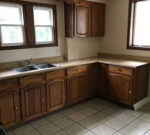 1864 Davis Street Lower Picture # 2