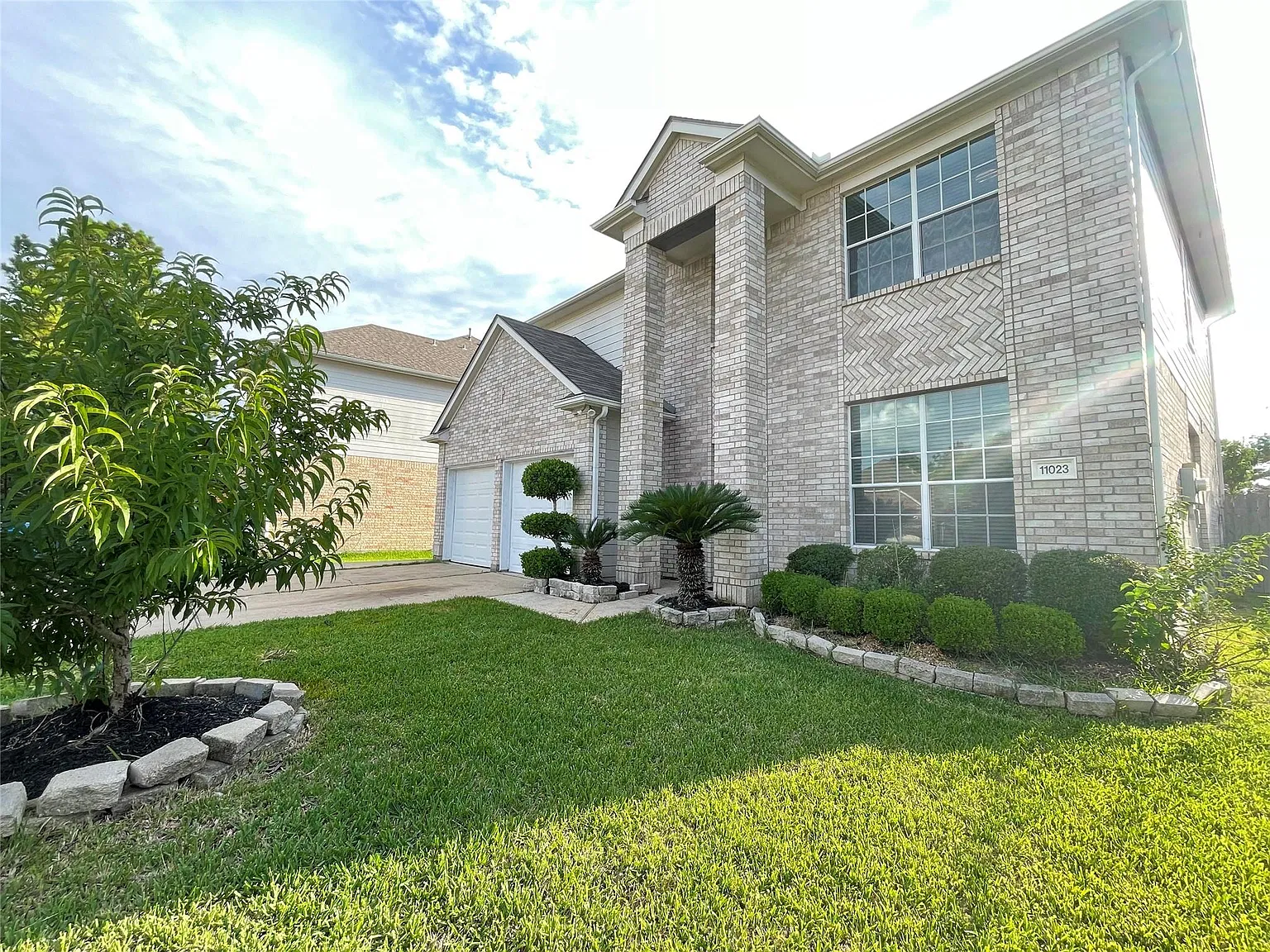 4 bed, 2.5 bath, 2150 sqft, $2,000 — Photo 2