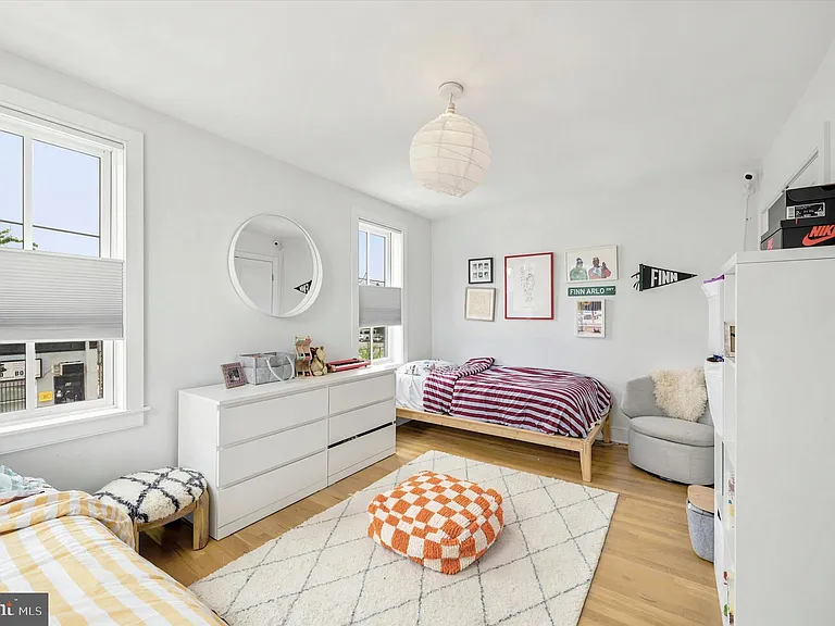 64 W Queen Ln — Photo 12