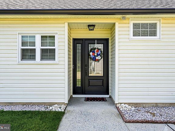 4th image of 14 Spring Ln