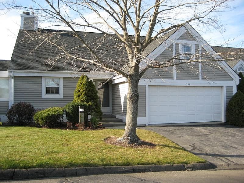 Open Design Ranch Condo in desirable Legend
        Hill