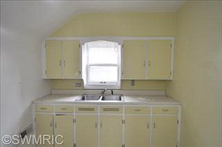 5th image of 823 Elmwood St