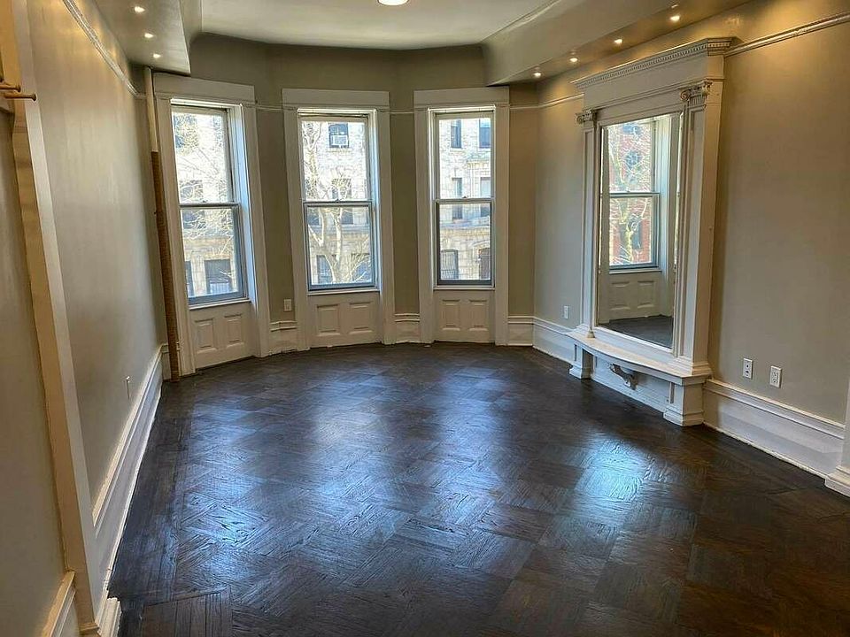 1st image of 206 Saint James Pl #2A