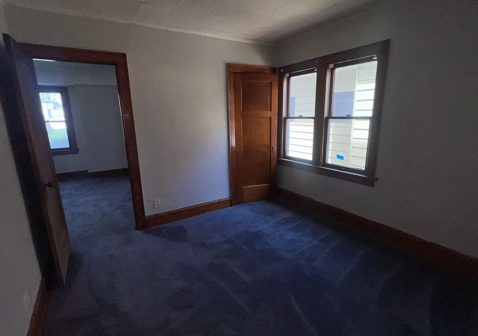 Spacious 2-Bedroom Lower with Formal Dining Room & Eat-In Kitchen — Photo 3