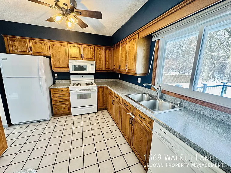 1669 Walnut Ln — Photo 6