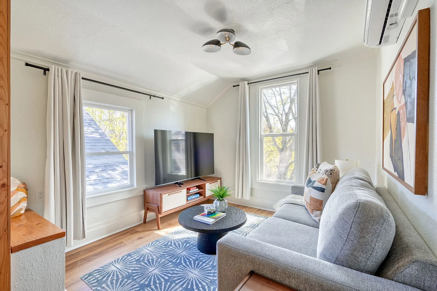 4 bed, 2.0 bath, 699 sqft, $11,848 — Photo 3