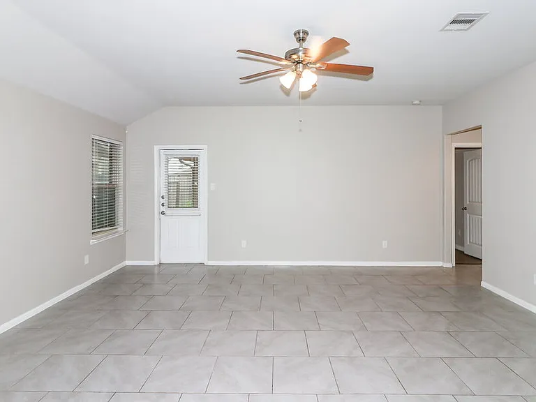 407 Ashley Falls Ln — Photo 3