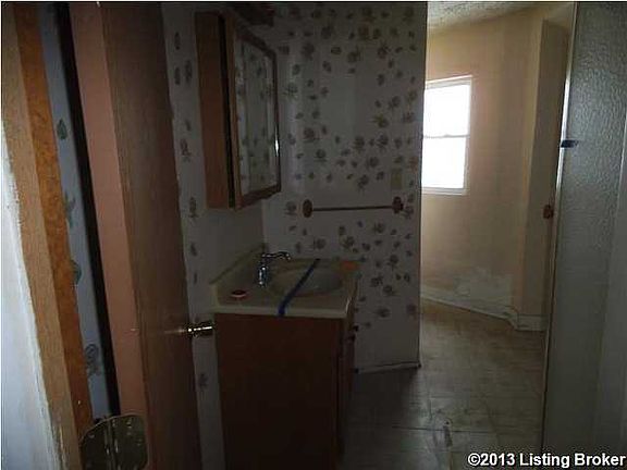 5th image of 2427 W Broadway