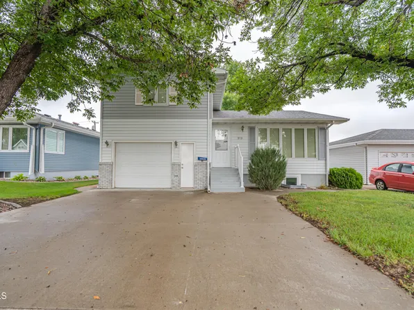 919 S 17th St, Bismarck, ND 58504