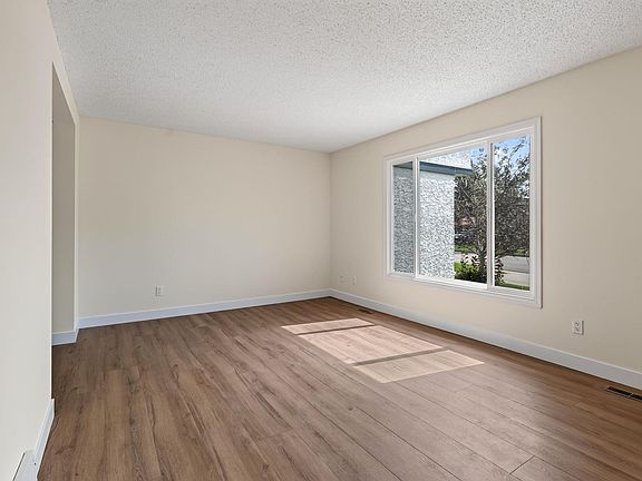 4th image of 18478 62b Ave NW