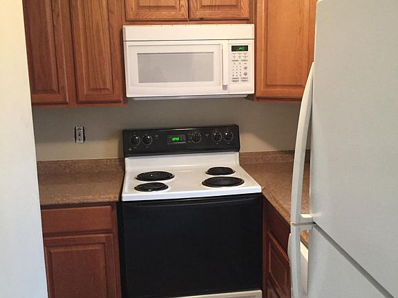 3rd image of 1020 Hardesty Pl W