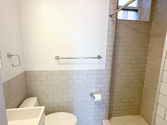 5th image of 222 E 27th St APT 12