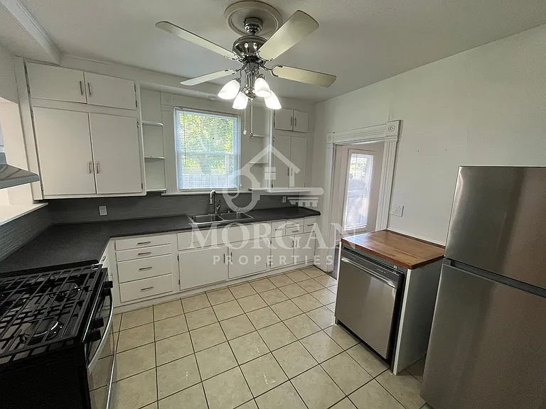 921 W 9th St — Photo 3