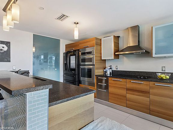 4th image of 2950 NE 188th St APT 204