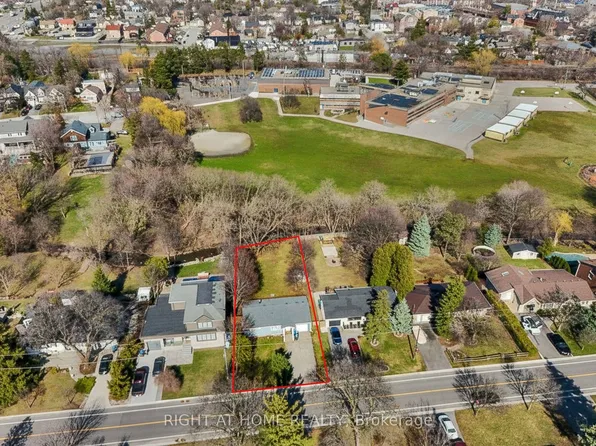 15 Pioneer Dr, Mississauga, ON L5M 1G8