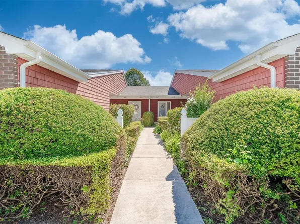 1004 Drew Court #1004, Saint James, NY 11780