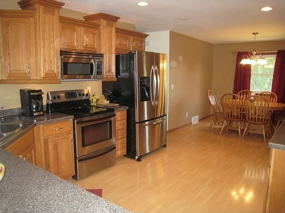 3rd image of 438 Hillview Cir