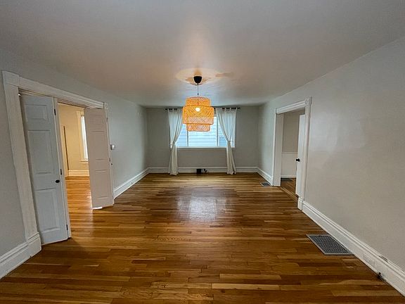 3rd image of 843 Crescent St NE #1