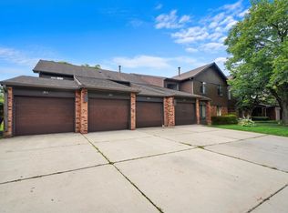 26 Creekside Cir APT C, Elgin, IL 60123