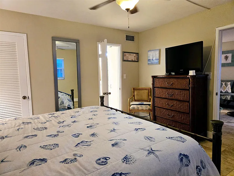 1161 Hillsboro Mile #506 — Photo 19