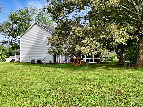 5th image of 515 Walraven Rd NE
