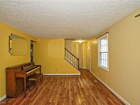 2nd image of 423 Chelmsford Dr