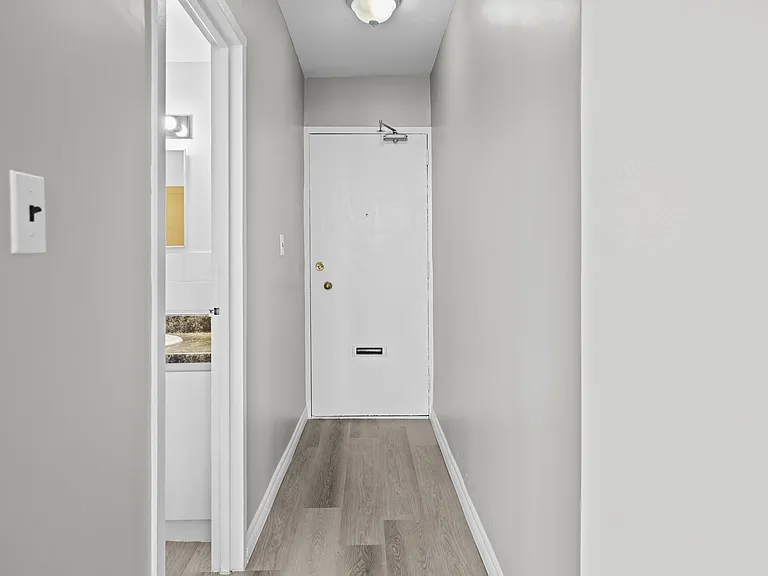 400 E 42nd St — Photo 10
