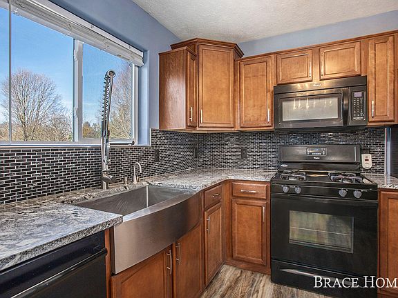 5th image of 9233 Hessler Dr NE