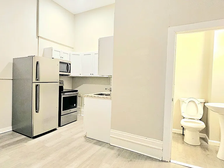 218 W Monument St — Photo 12