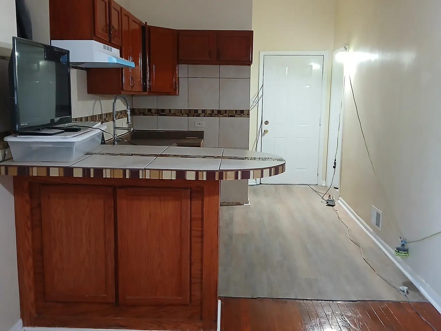 3 bed, 1044 sqft, $1,900 — Photo 2